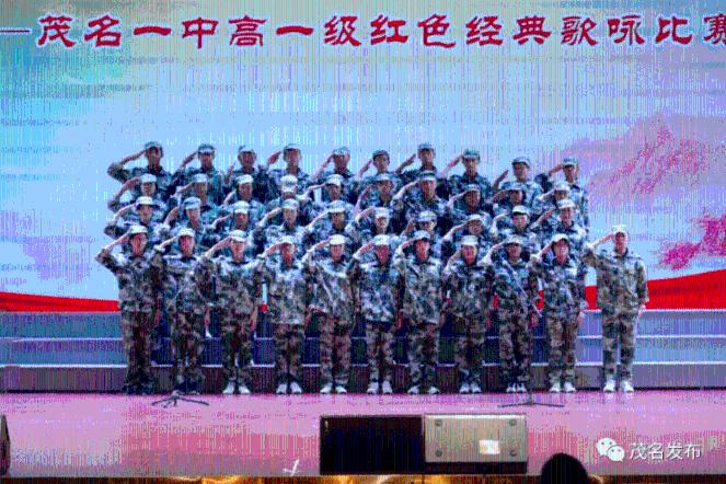迪丽热巴穿吊带秀天鹅颈，身材玲珑曲线诱人，一双“玉足”引热议