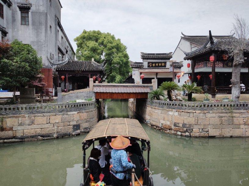 逃离地下古寺庙