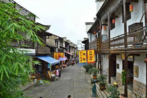 一段外公带外孙女蹲路边开心吃冰激凌的视频走红，这勾起了你的什么回忆？