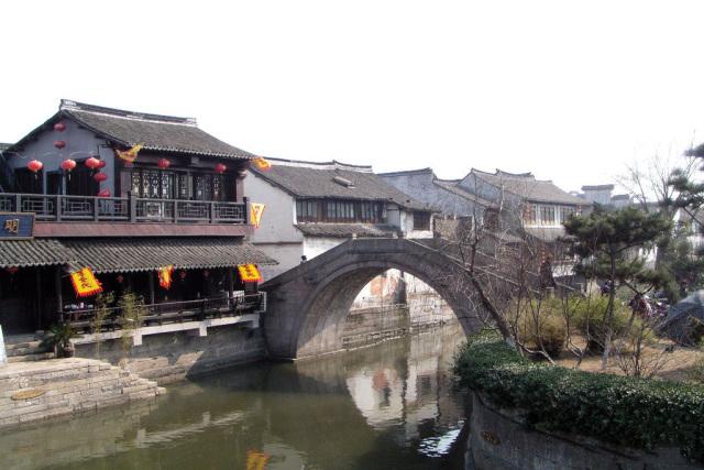 97回归那年，王菲28岁身价6000万，谢霆锋还未成年